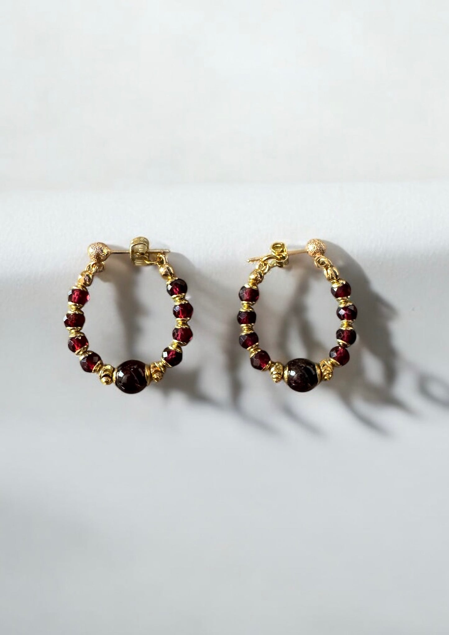 Boucles d'oreilles Diana créoles en Grenat