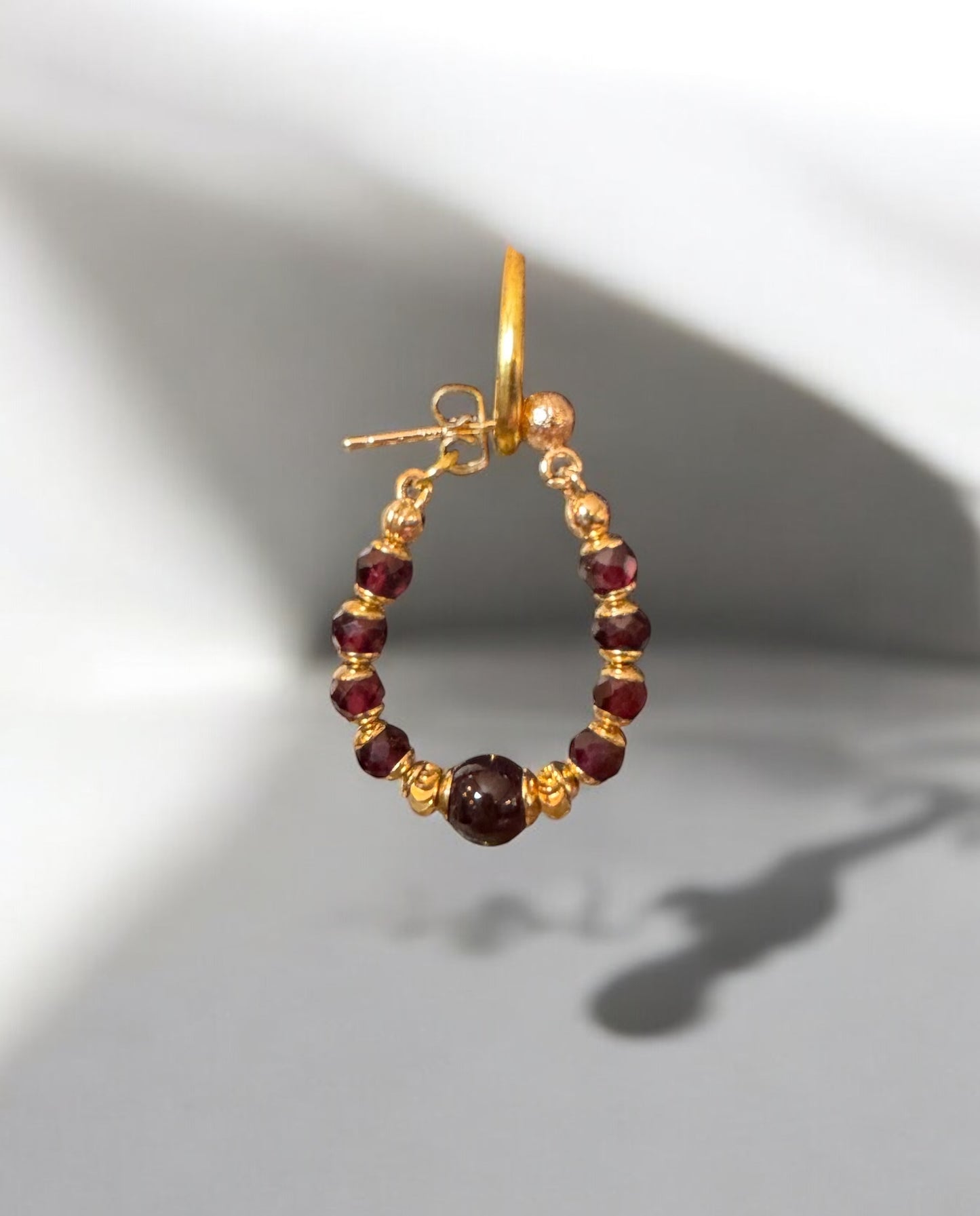 Boucles d'oreilles Diana créoles en Grenat