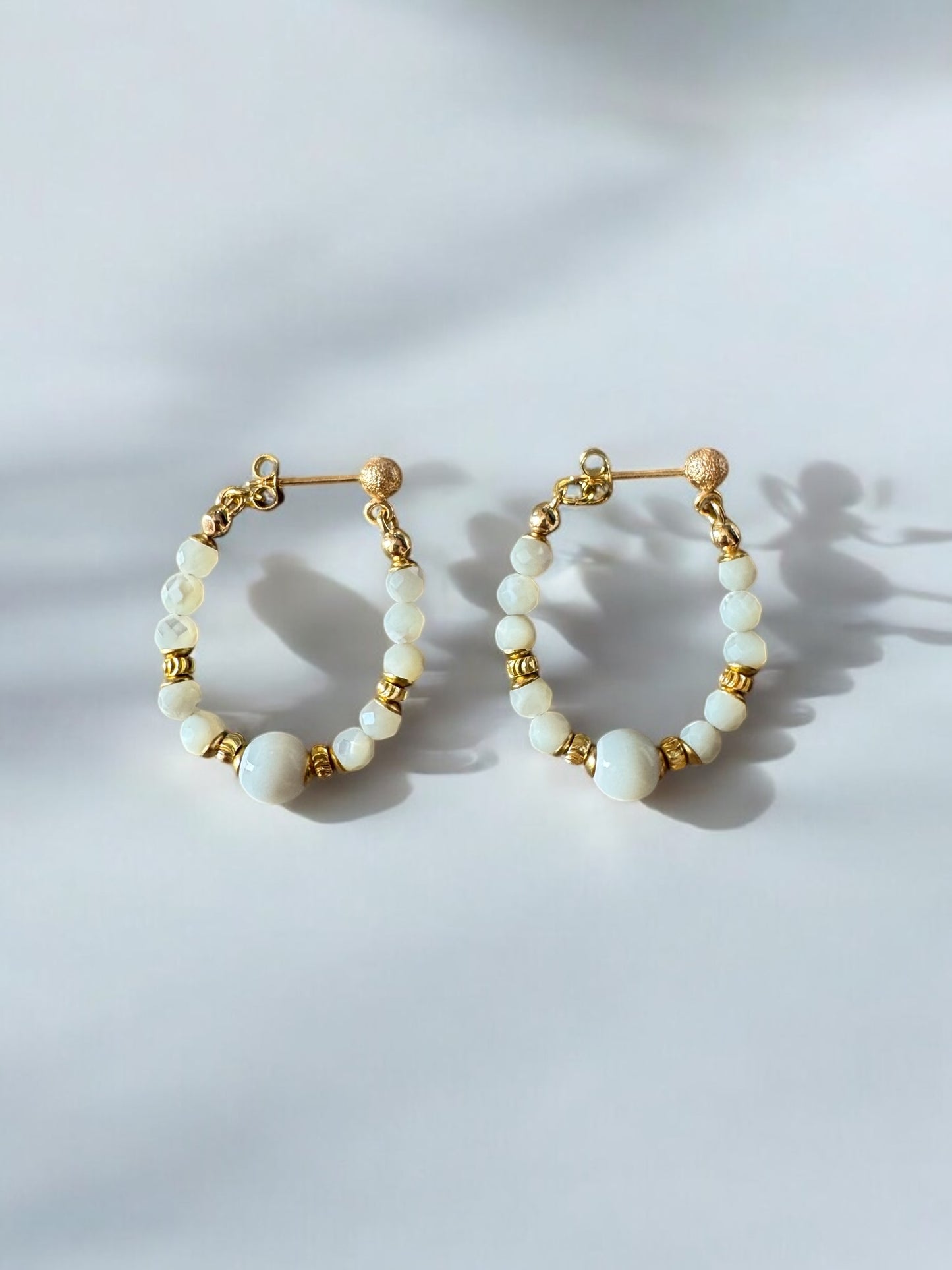 Boucles d'oreilles Diana créoles en Nacre blanche