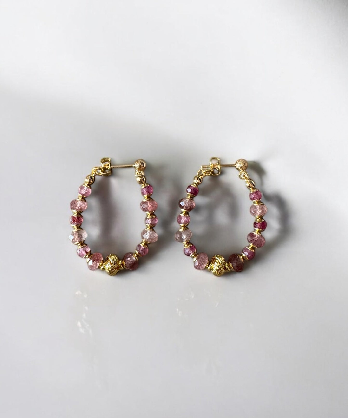 Boucles d'oreilles Diana créoles en Quartz fraise