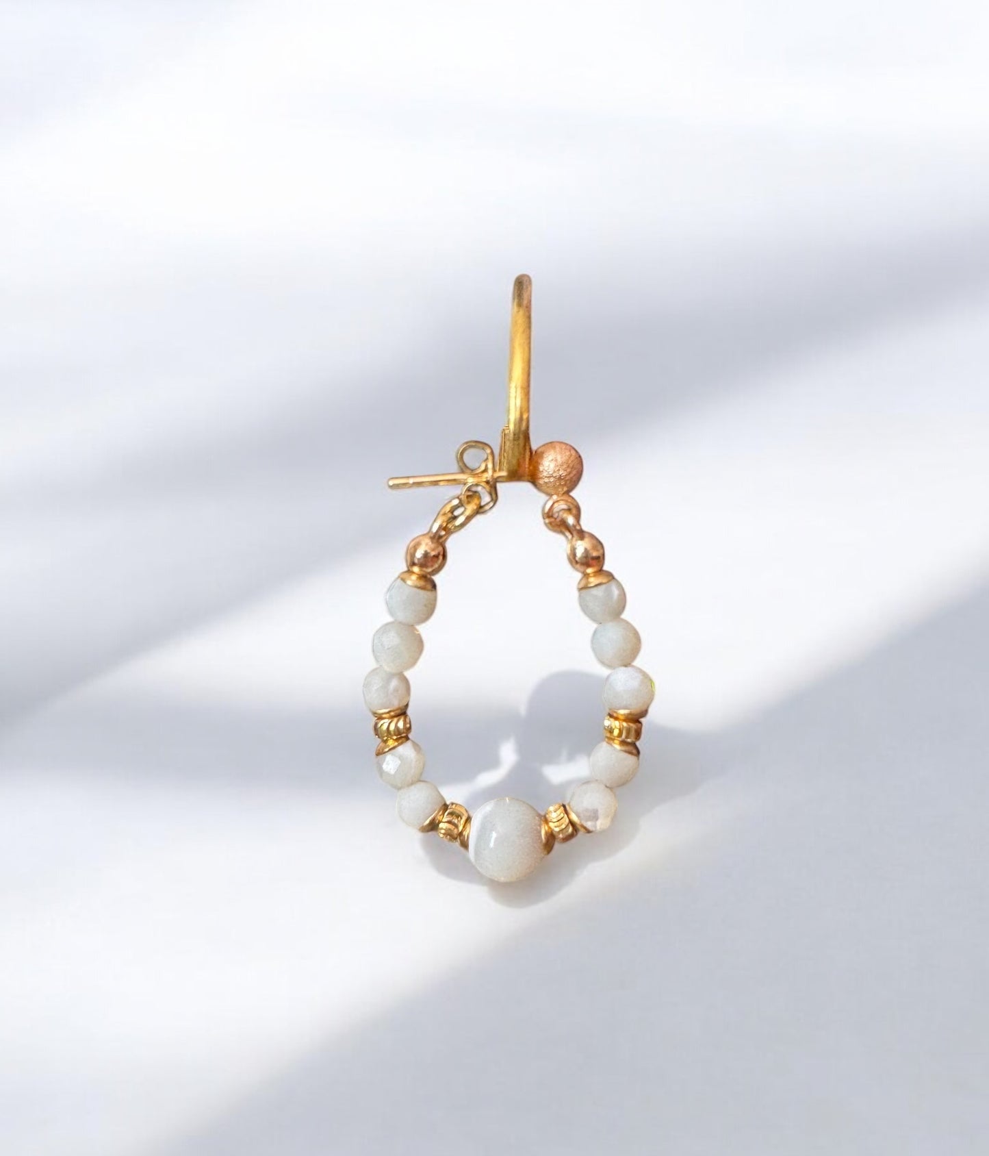 Boucles d'oreilles Diana créoles en Nacre blanche