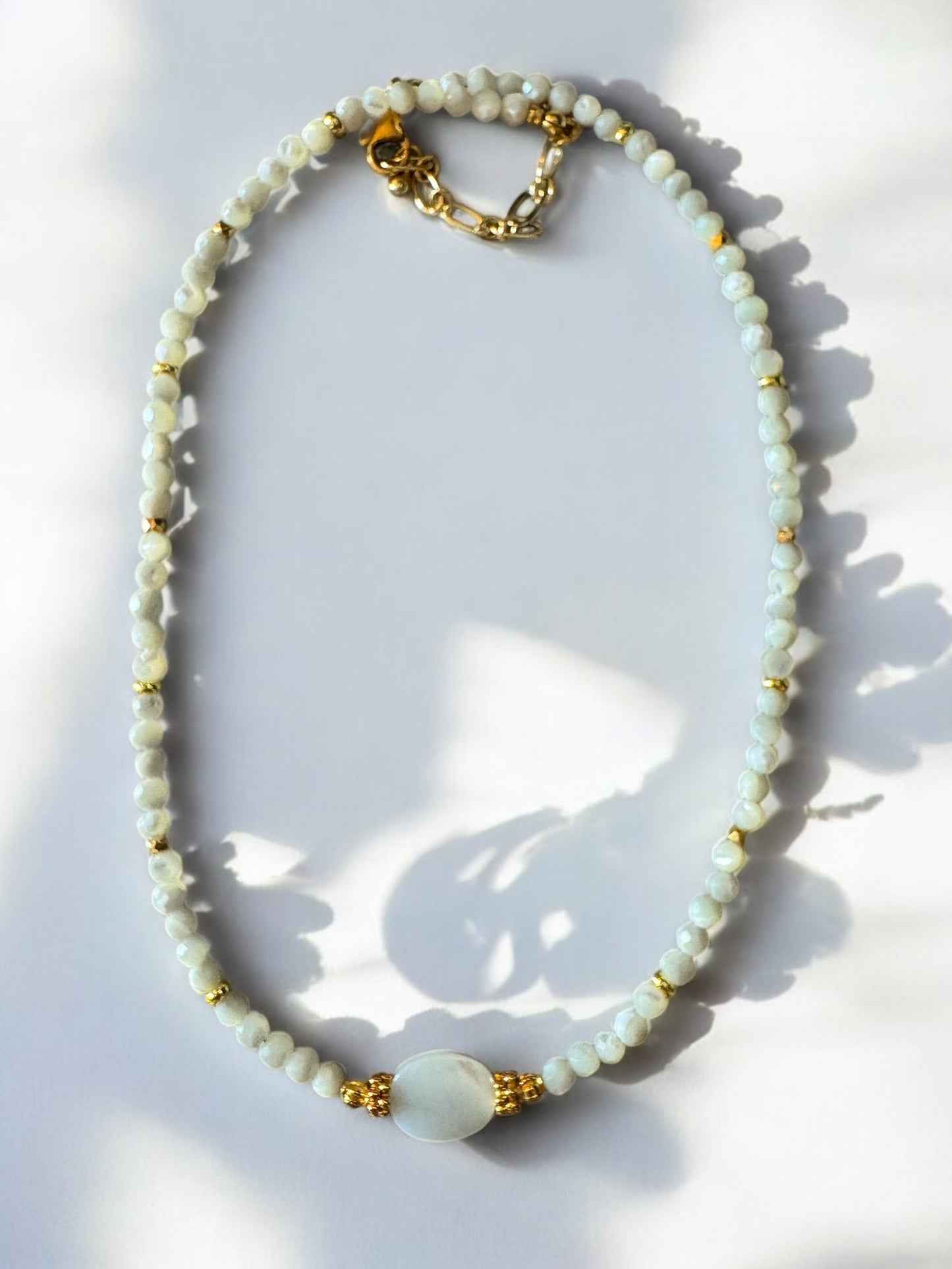 Collier Eden en Nacre blanche ovale et pierres fines