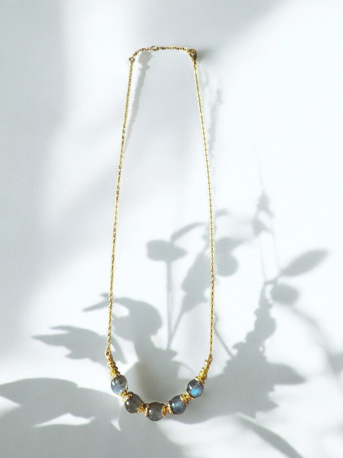 Collier Lioréa en Labradorite sur chaine fine
