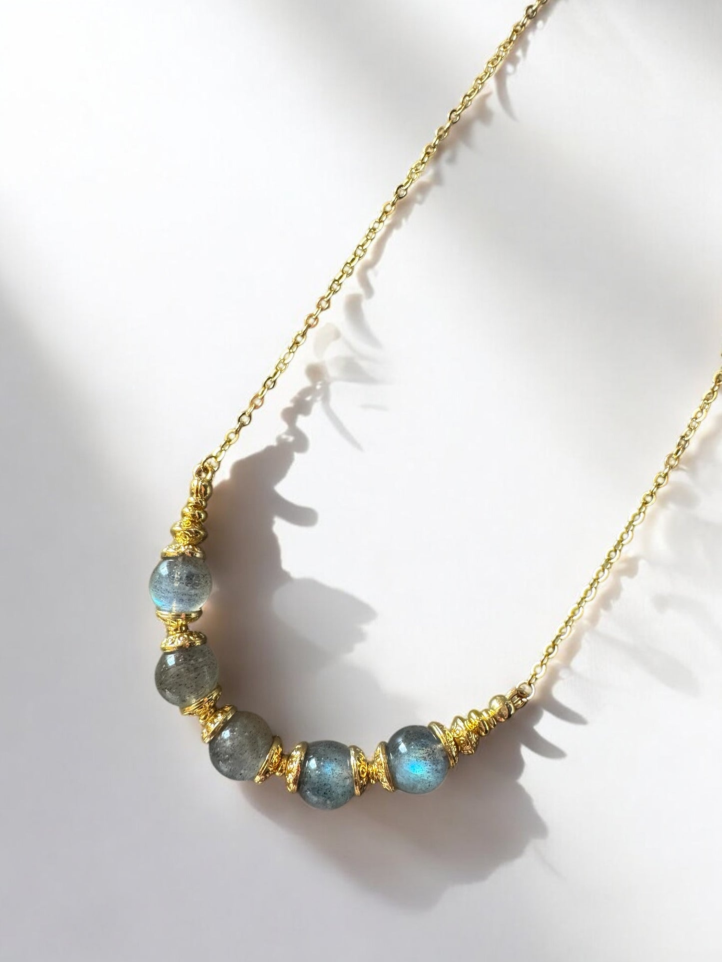 Collier Lioréa en Labradorite sur chaine fine