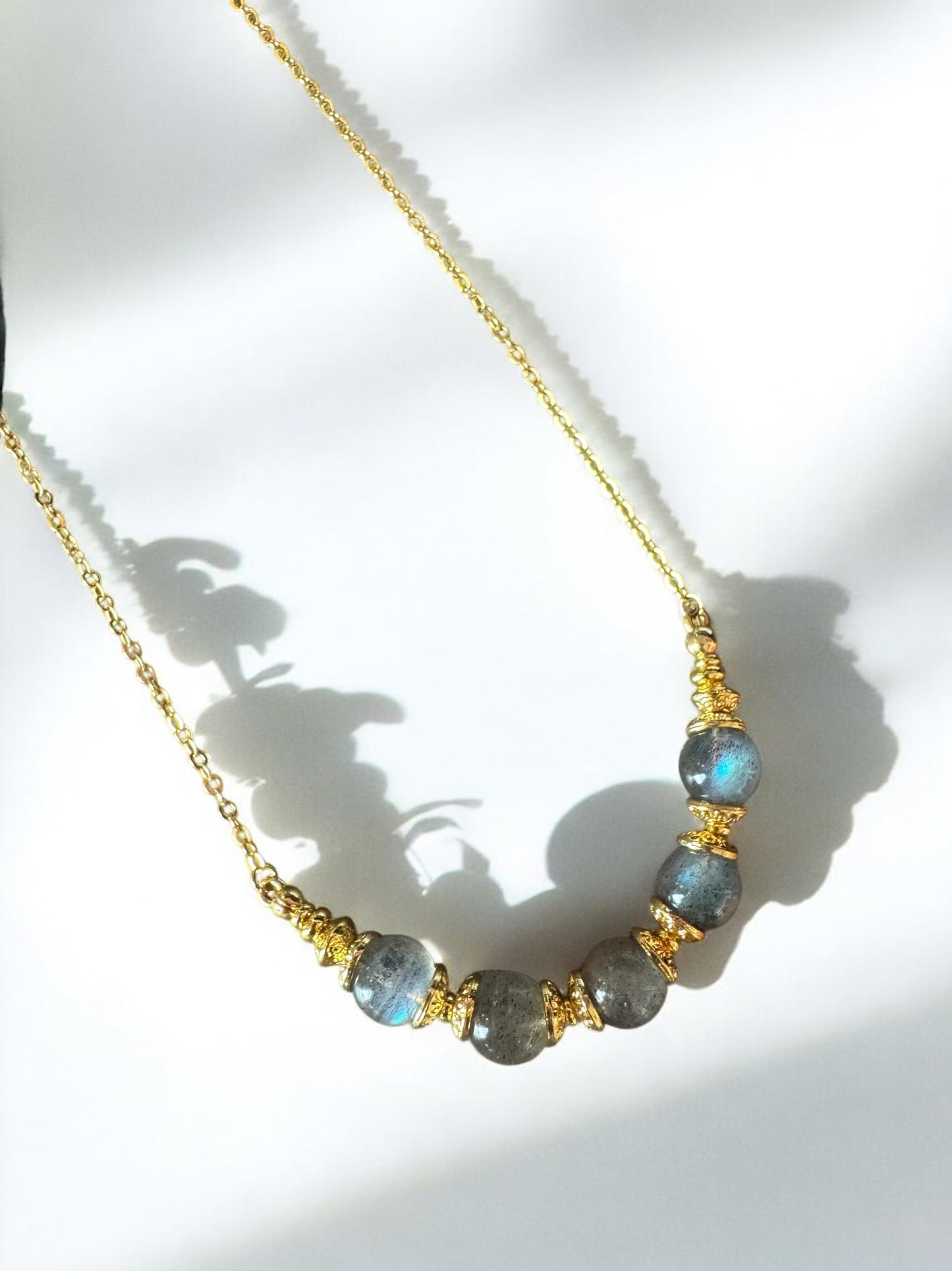 Collier Lioréa en Labradorite sur chaine fine