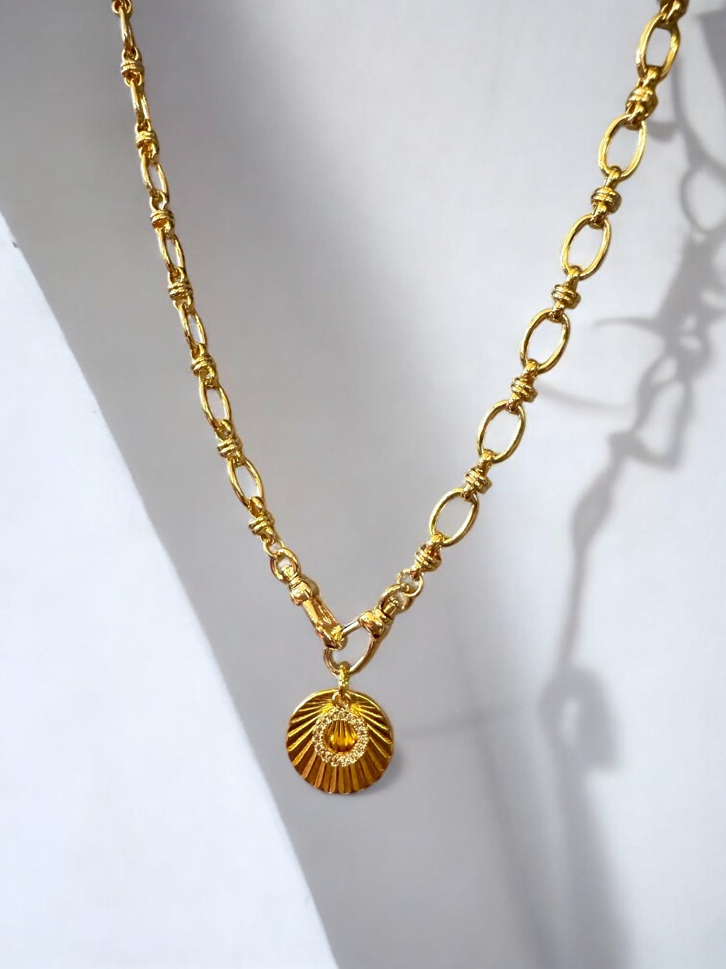 Médaille effet plissé