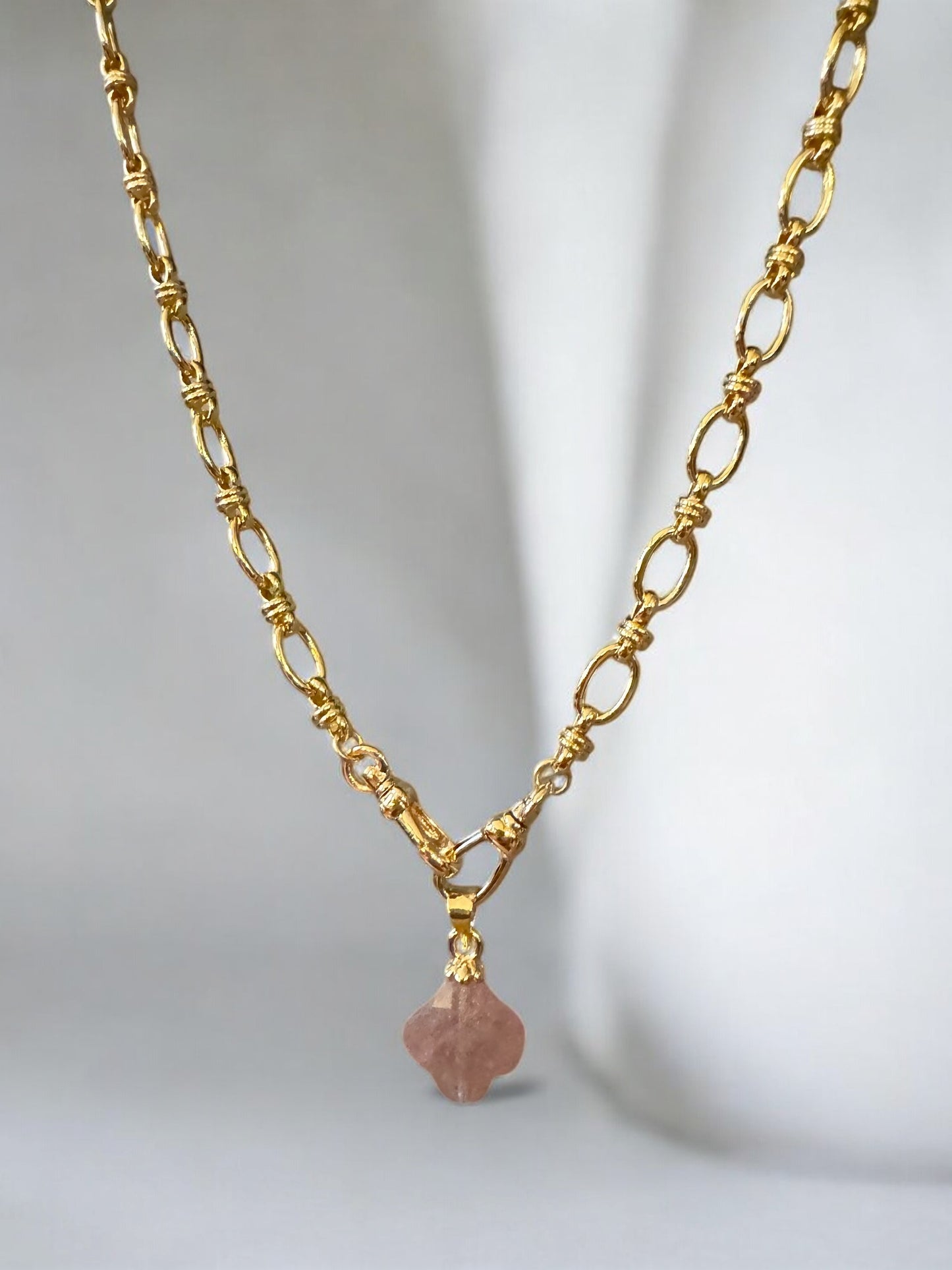 Pendentif trèfle facetté en quartz fraise