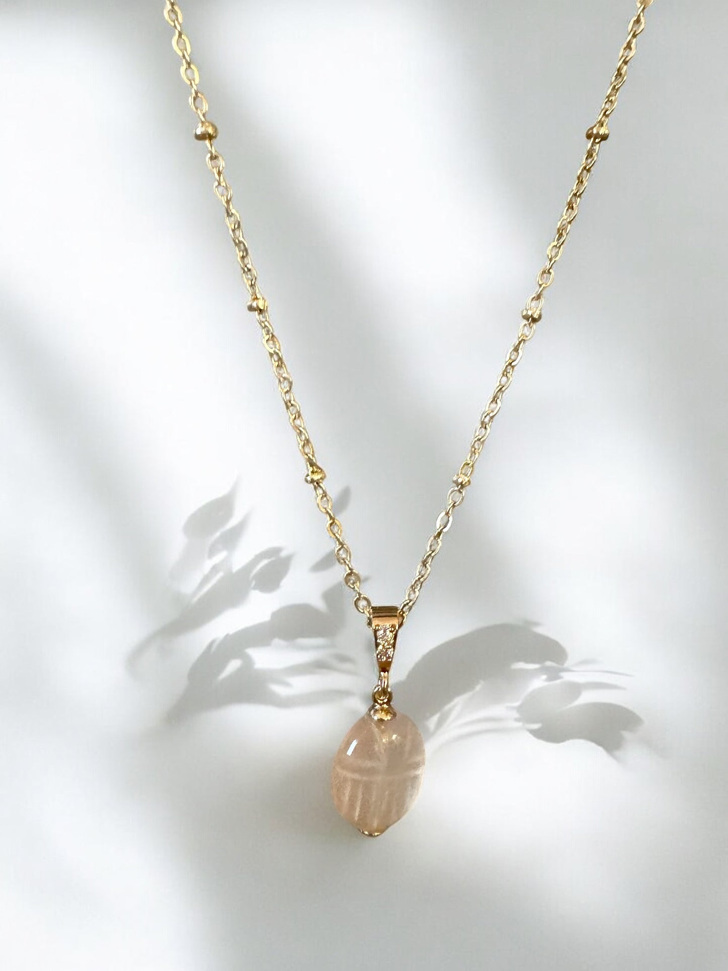 Pendentif Ramsès scarabée en Calcédoine rose