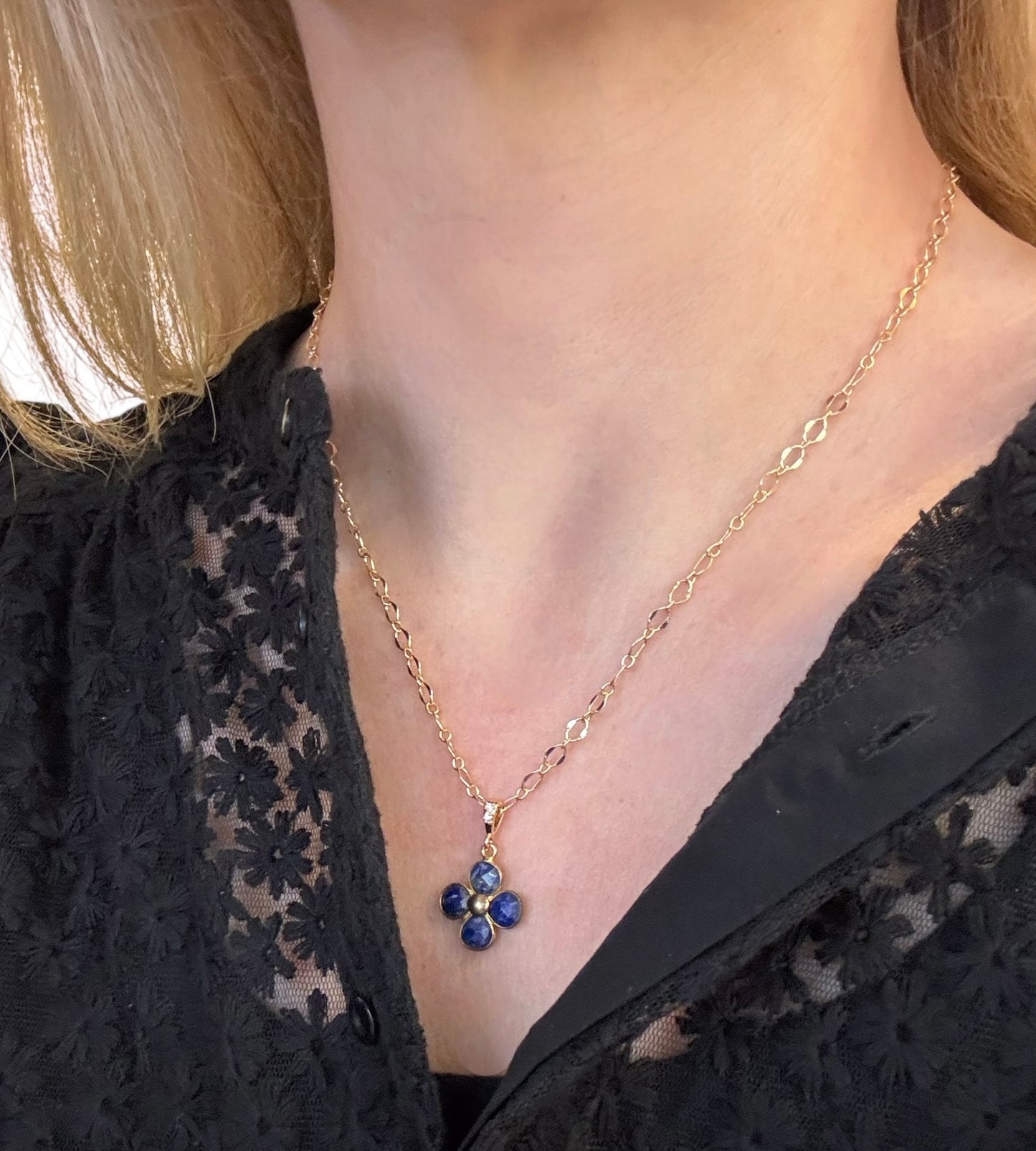 Pendentif fleur en Lapis lazuli