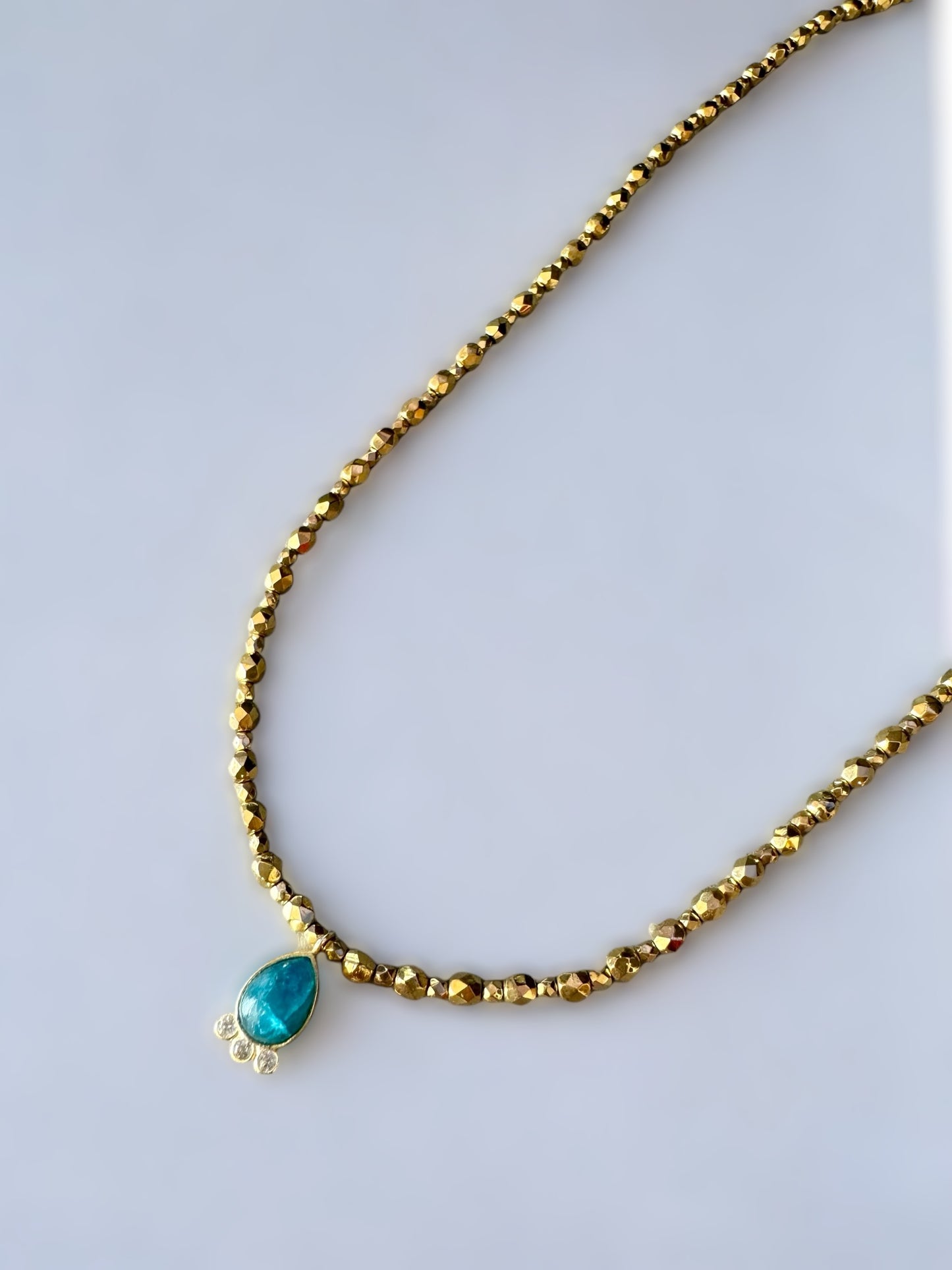 Collier Orphée avec pendentif goutte en Apatite