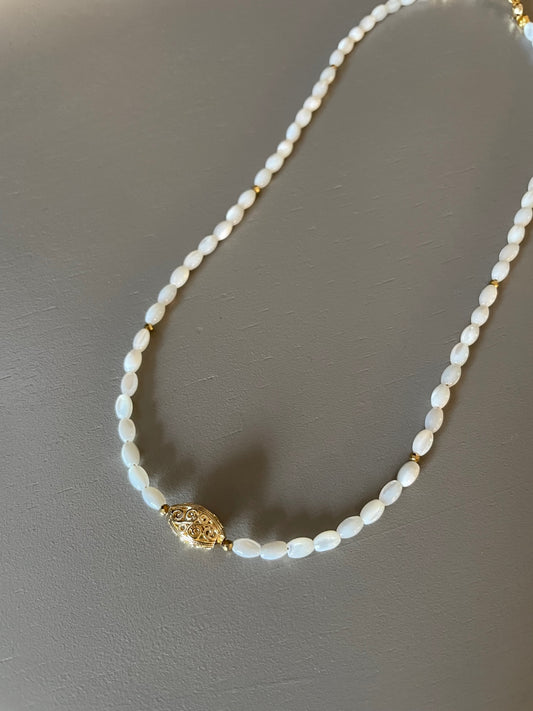 Collier Kate en Nacre blanche avec perle vintage filigrane