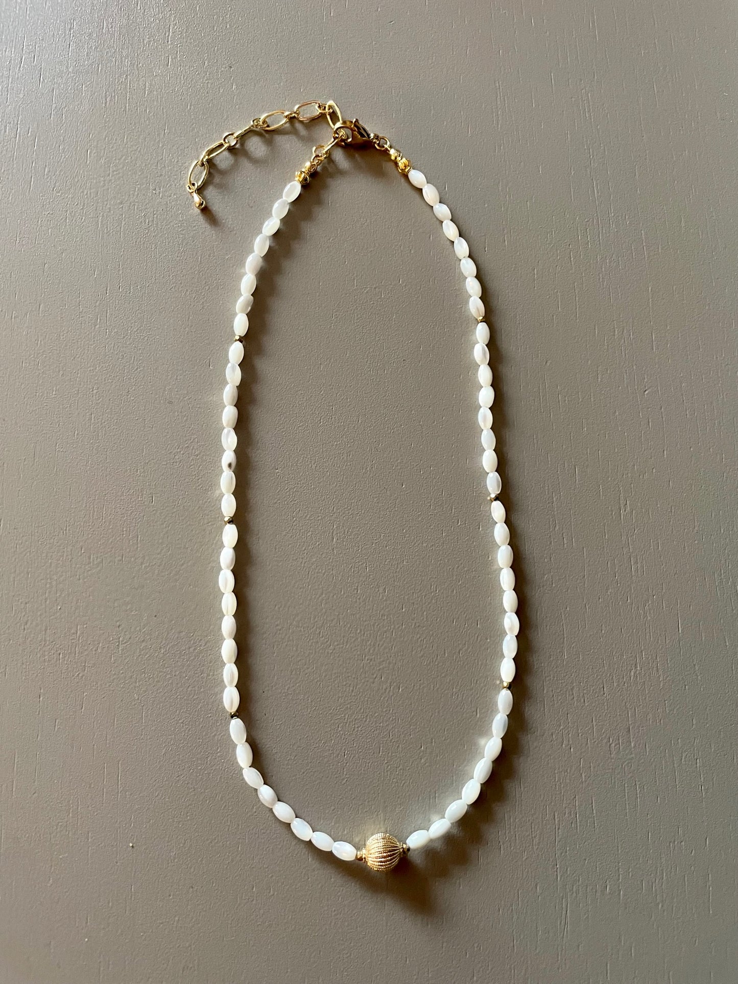 Collier Kate en Nacre blanche avec perle chic striée