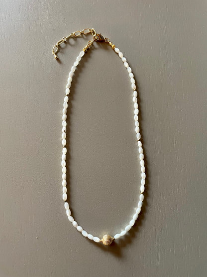 Collier Kate en Nacre blanche avec perle chic striée