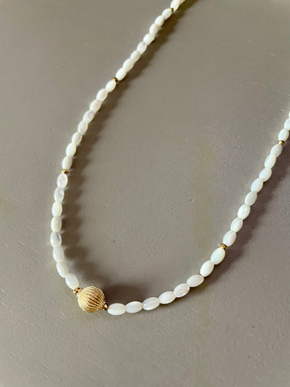 Collier Kate en Nacre blanche avec perle chic striée