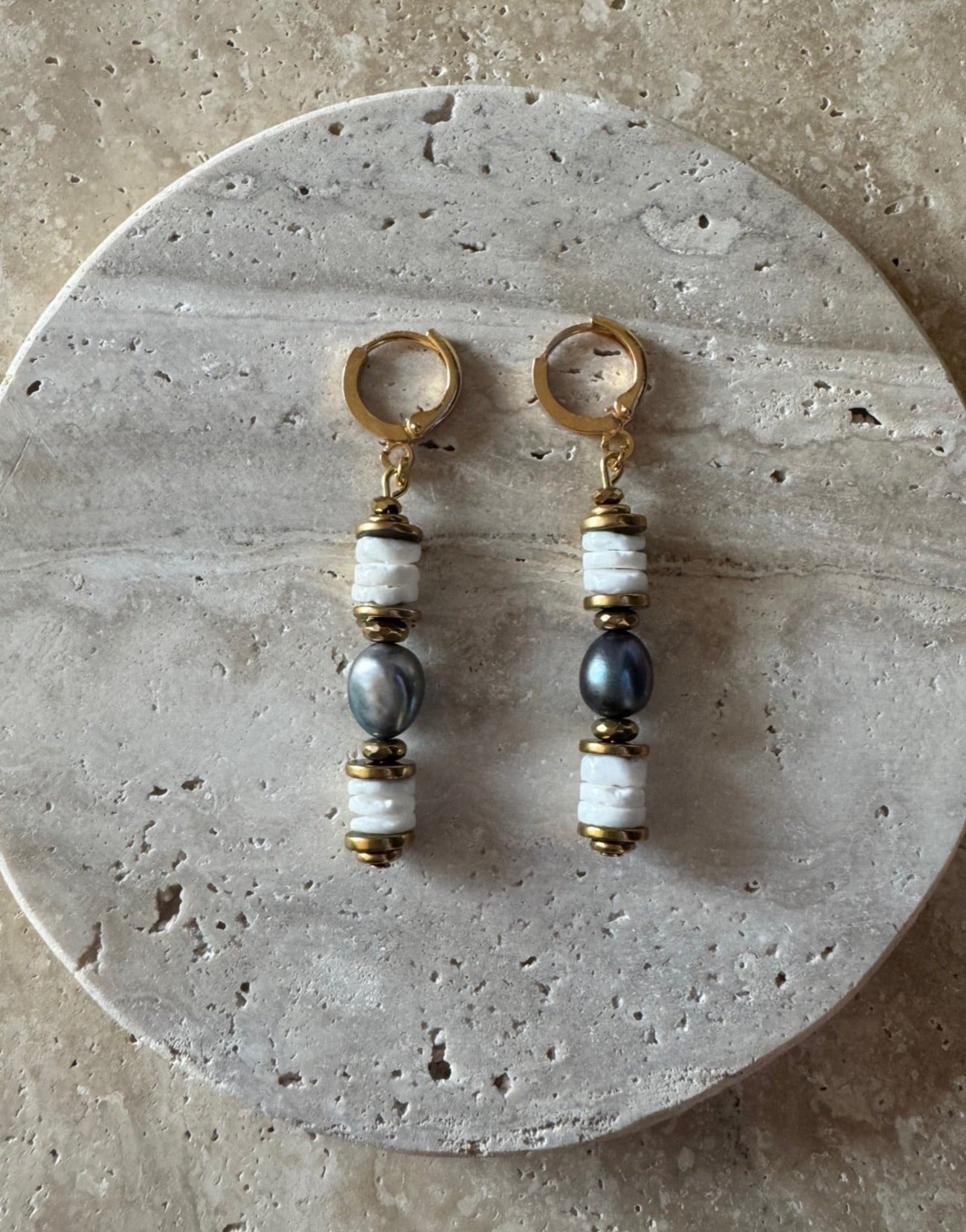 Boucles d'oreilles Karl en Perles de culture noires et coquillage