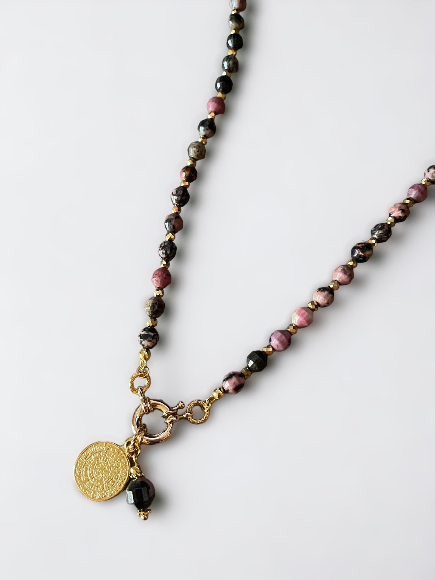 Collier Athena en black Rhodocrosite