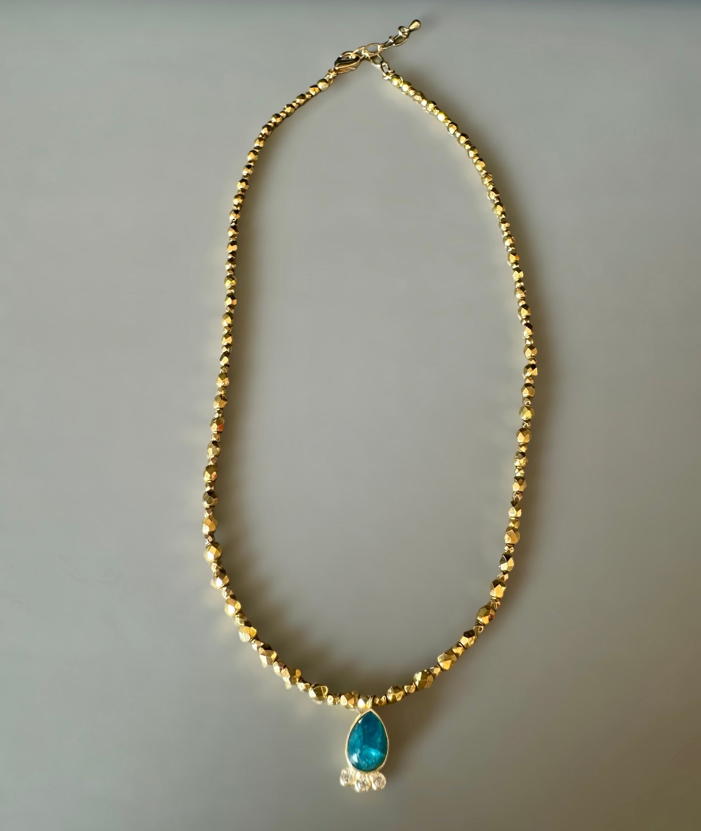 Collier Orphée avec pendentif goutte en Apatite