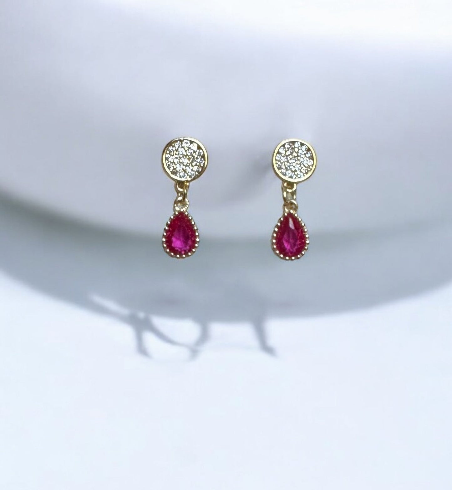 Boucles d'oreilles Orphée avec gouttes en zirconium rose fushia