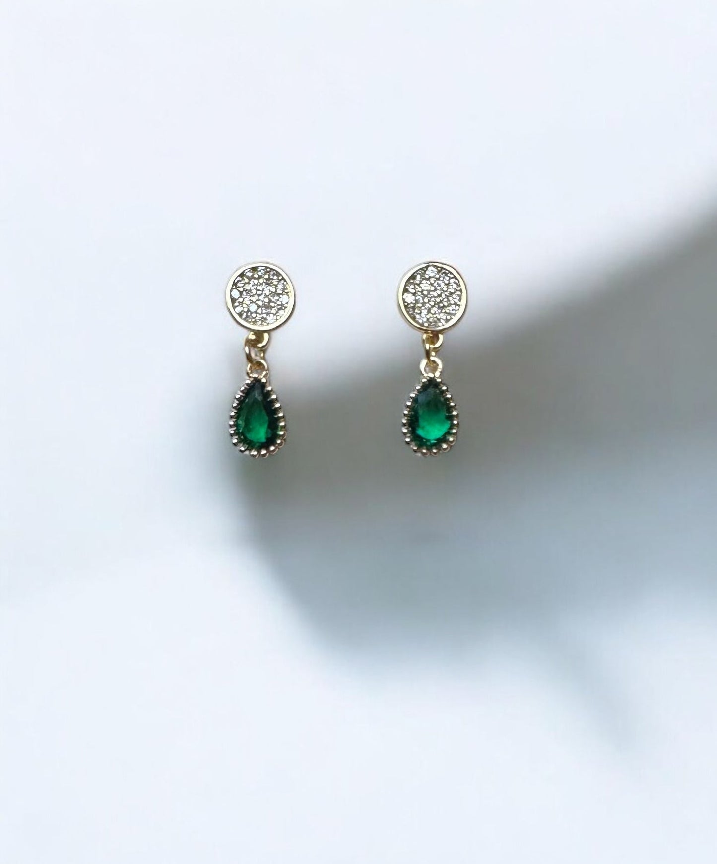 Boucles d'oreilles Orphée avec gouttes en zirconium vert " emeraude"