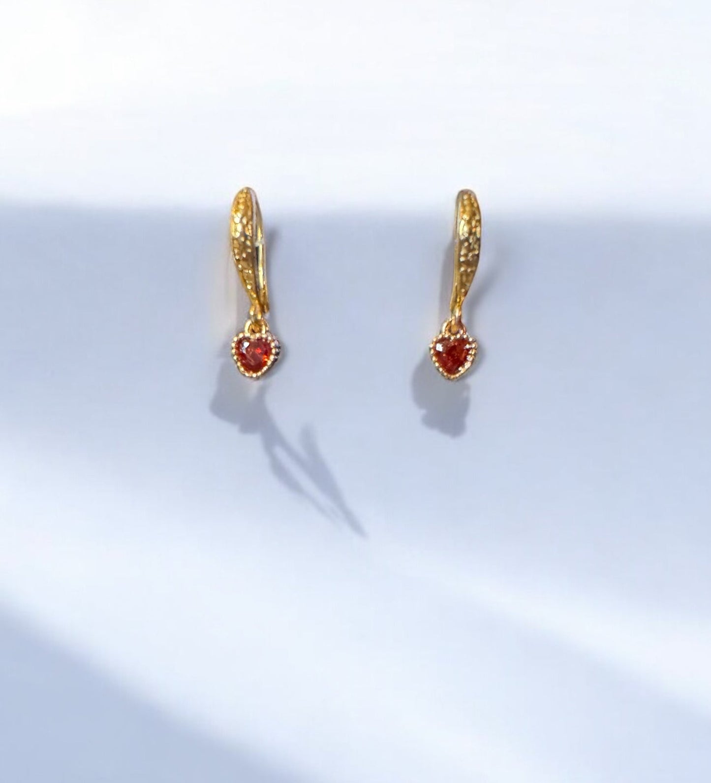 Boucles d'oreilles Orphée avec coeur en zirconium rouge " grenat "