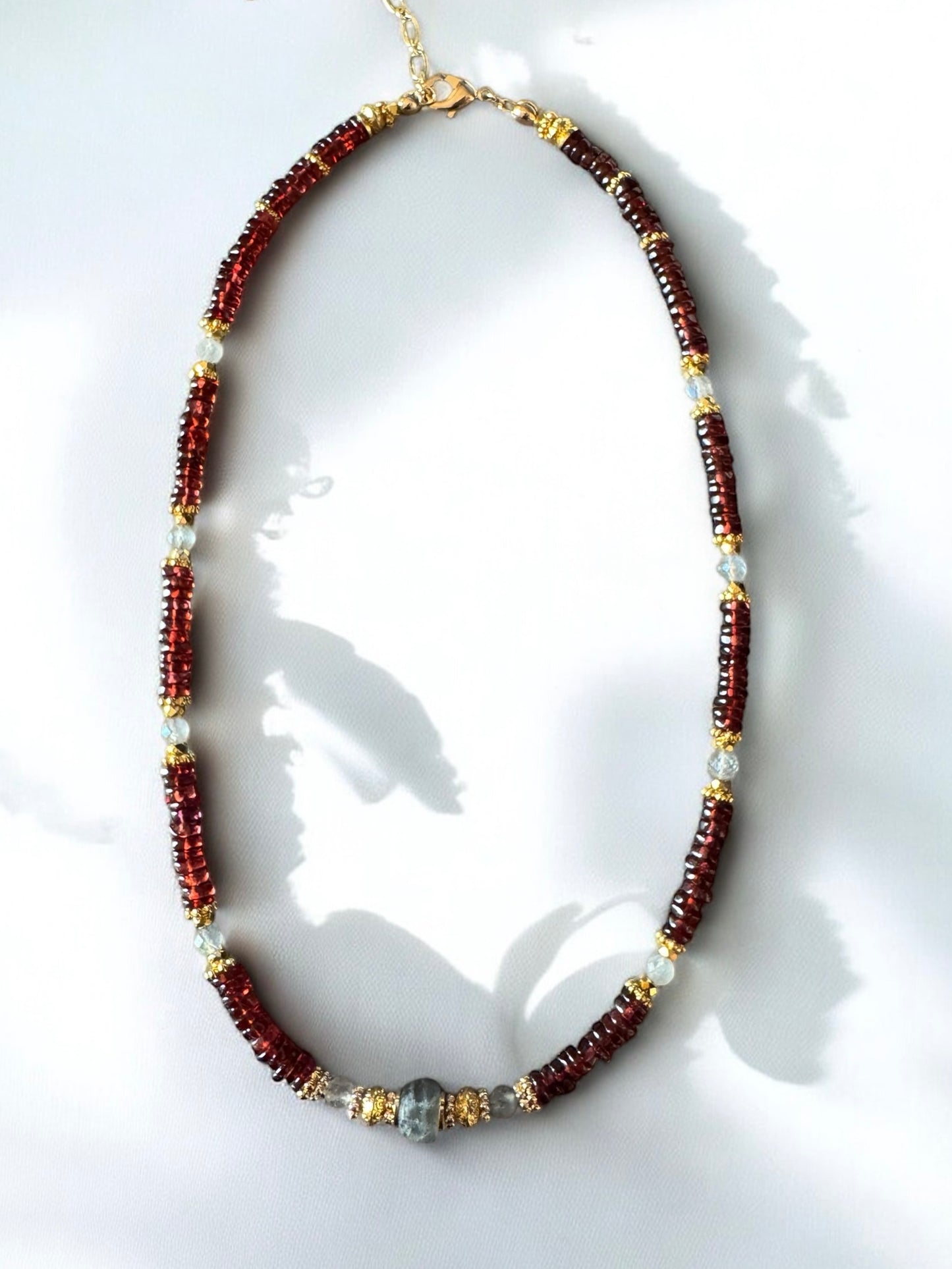 Collier Malibu en Grenat et Labradorite