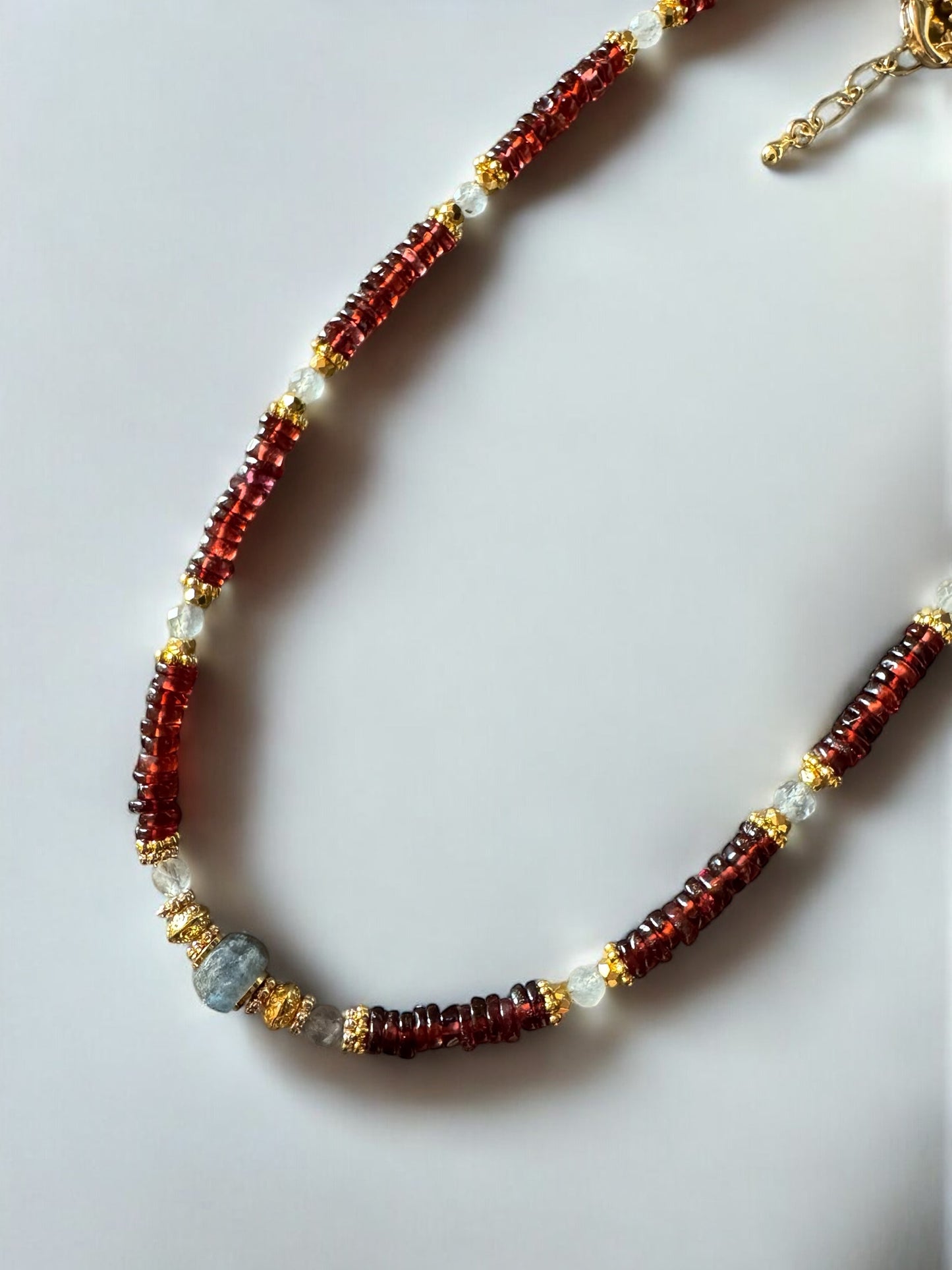 Collier Malibu en Grenat et Labradorite