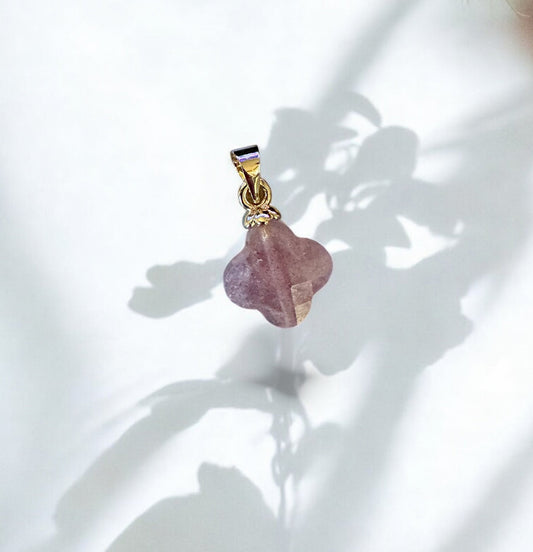 Pendentif trèfle facetté en quartz fraise