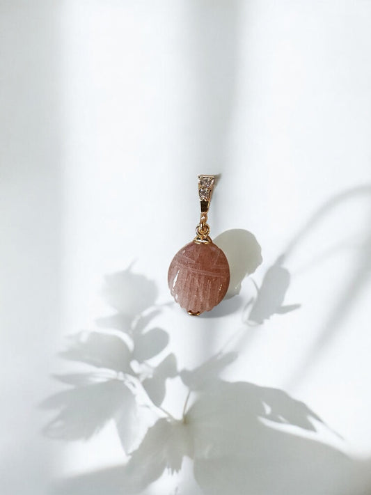 Pendentif Ramsès scarabée en Pierre de lune rose