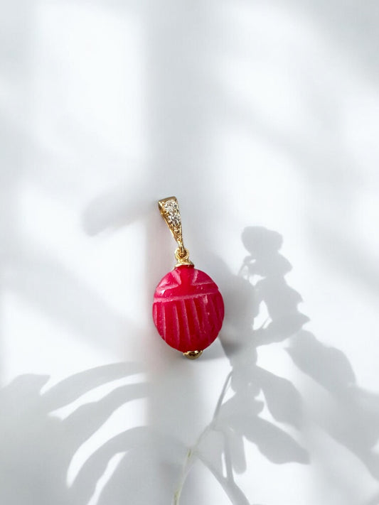 Pendentif Ramsès scarabée en Agate fushia