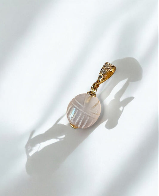 Pendentif Ramsès scarabée en Calcédoine rose