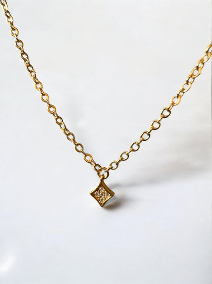 Collier ras de cou losange incrustée de zirconium