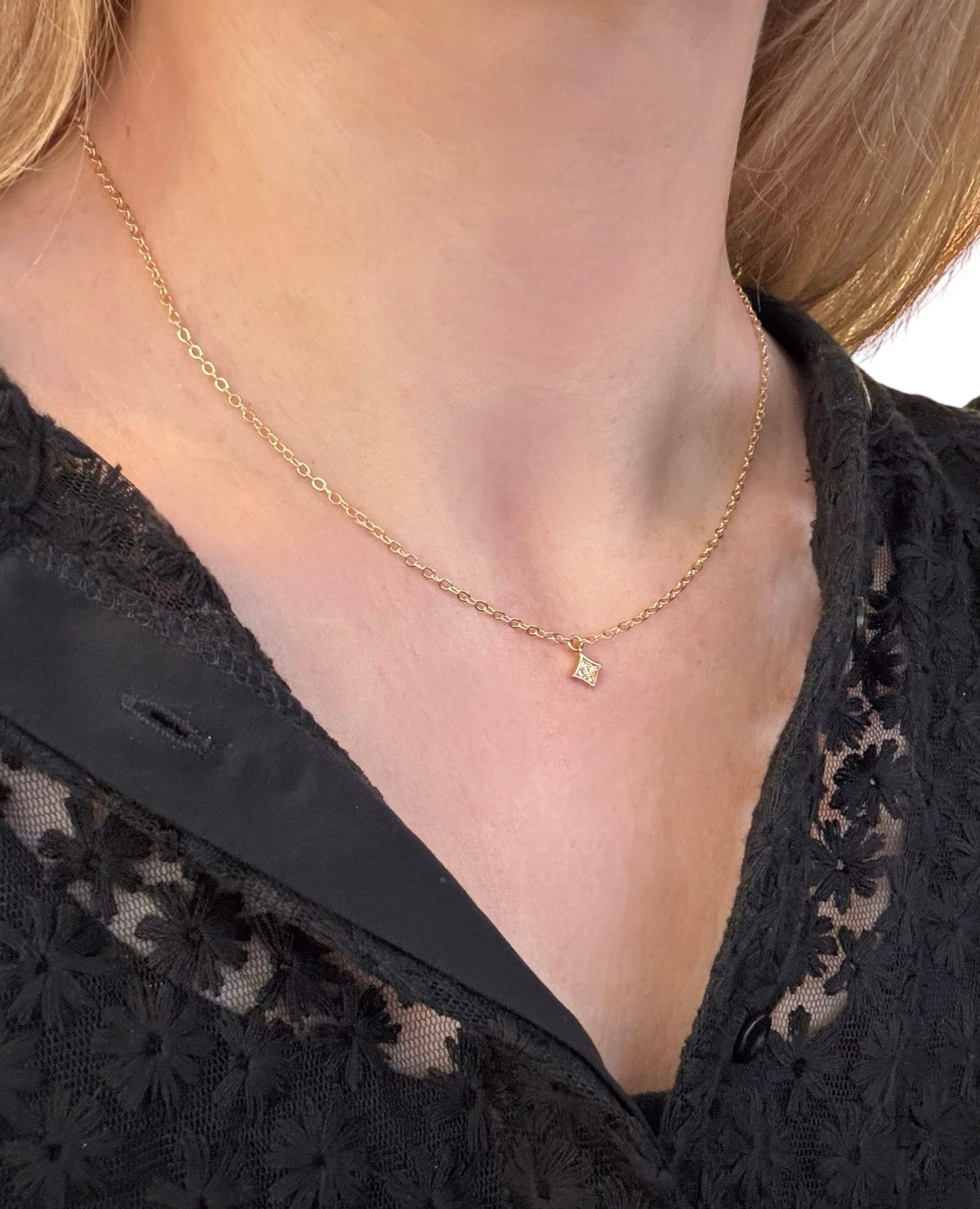 Collier ras de cou losange incrustée de zirconium